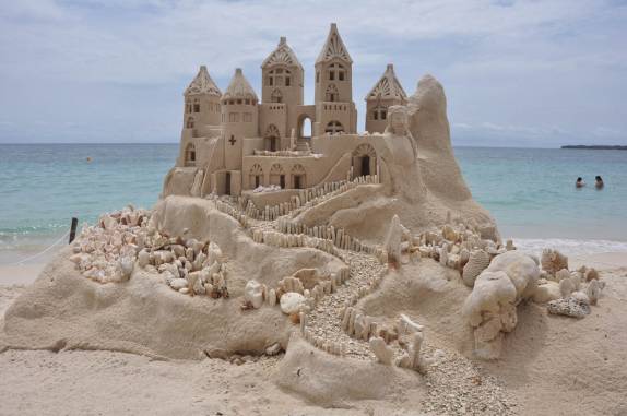Um magnífico castelo de areia na Playa Blanca, em Baru, na Colômbia